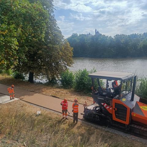 Illustration of Nouveau chantier Vegecol dans l’Oise : Colas réalise une piste cyclable avec un enrobé innovant à l’empreinte carbone réduite