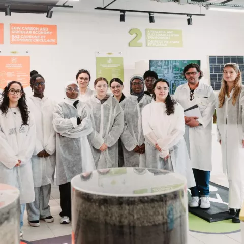 Illustration of Colas Foundation fait découvrir son centre de R&amp;D à des jeunes femmes de l’association Rêv'Elles  