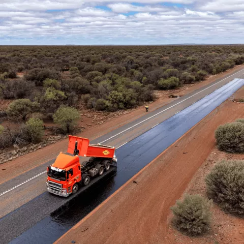 Illustration of Spray sealing : la solution économique pour entretenir les routes sur de longues distances