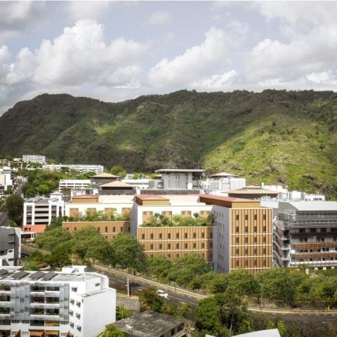 Illustration of Colas engagé dans le projet du futur Bâtiment Femme Parent Enfant du CHU de La Réunion