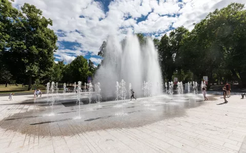 Enfants jouant autour d’une fontaine au parc de la Pépinière, à Nancy