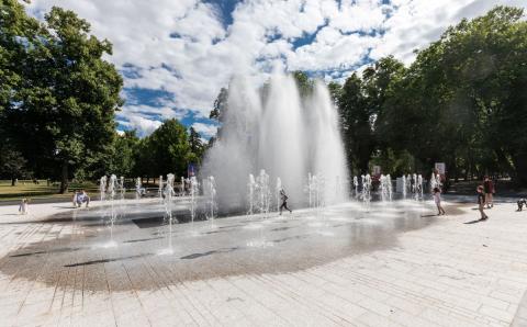 Enfants jouant autour d’une fontaine au parc de la Pépinière, à Nancy