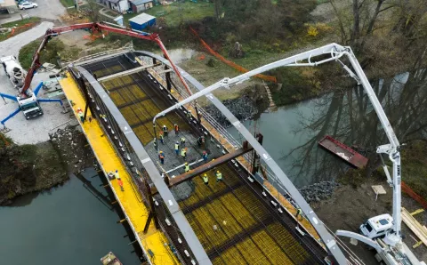 Pont sur la rivière Ipoly entre la Hongrie et la Slovaquie